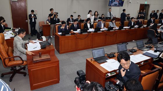 국회 운영위 전체회의 참석한 與野