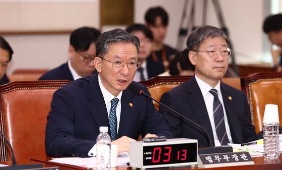 법사위 의원 질의 답변하는 정성호 장관