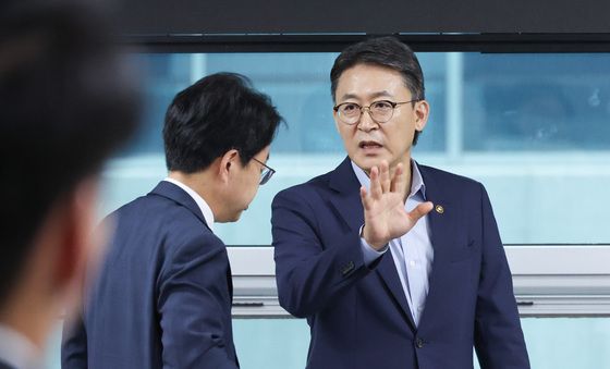 대화나누는 권대영 금융위 부위원장
