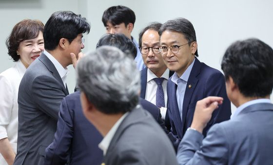 유동수 위원장과 인사하는 권대영 부위원장