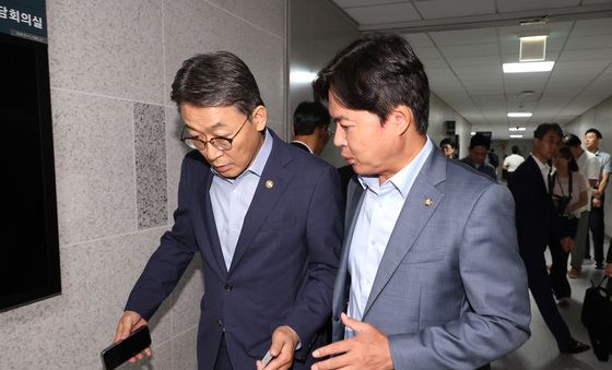 김현정 의원과 대화하는 권대영 부위원장