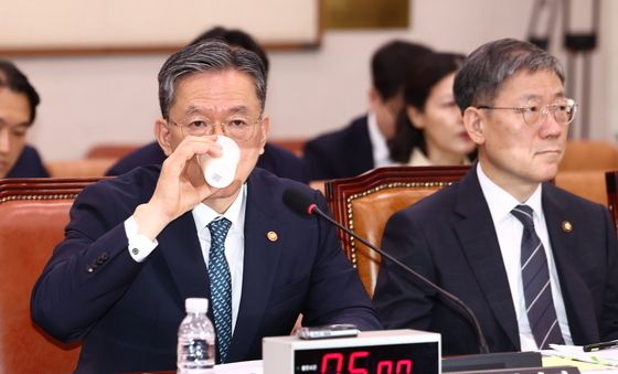법사위서 사실상 사의 표명한 정성호 법무부 장관