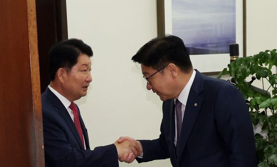 '멱살 소동' 권영진 의원, 정정식 원내대표와 악수