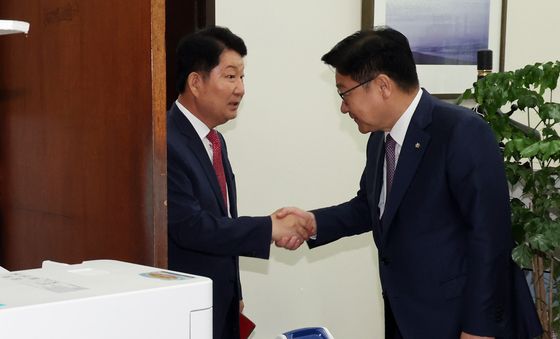 '멱살 소동' 권영진 의원, 정정식 원내대표와 악수