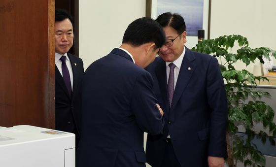 정점식 원내대표, '멱살 소동' 권영진 의원 면담