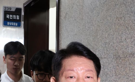 '멱살 소동' 권영진 의원, 원내대표실 찾아가 사과