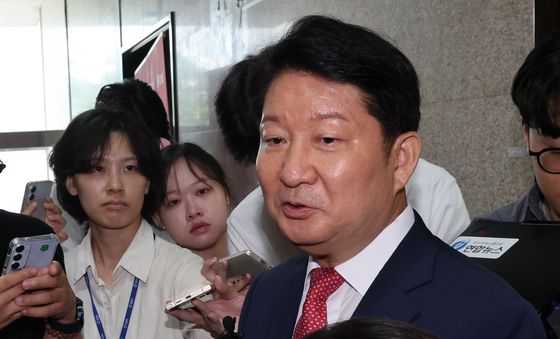 취재진 질문에 답하는 권영진 의원