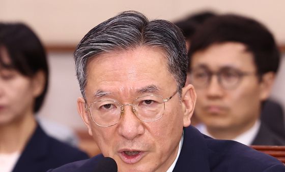 법사위 출석해 의원 질의 답변하는 정성호 법무장관