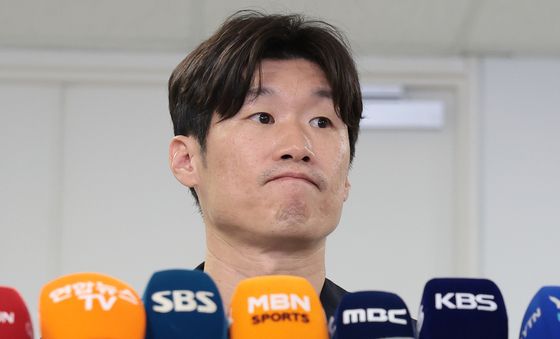취재진 질문 듣는 박지성