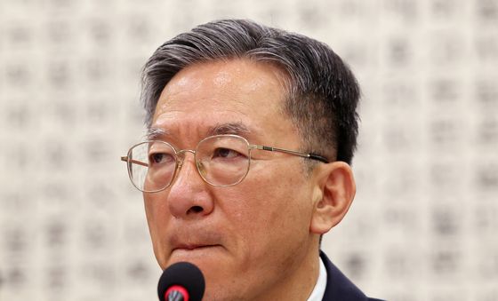 생각에 잠긴 정성호 장관