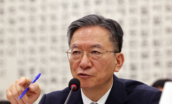 답변하는 정성호 장관