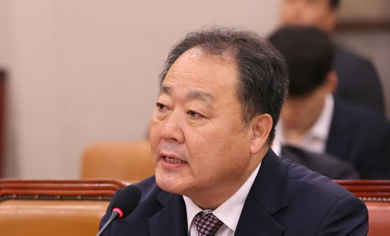 질의에 답하는 손인형 헌재 사무처장