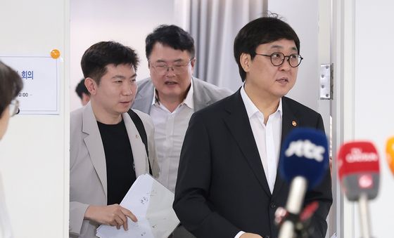 K-축구혁신위 4차 회의 마친 최휘영 장관·김대현 차관·유승민 공동위원장