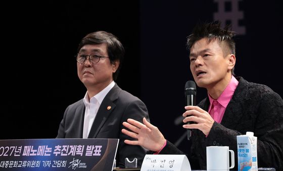 취재진 질문에 답하는 박진영 대중문화교류위원회 위원장