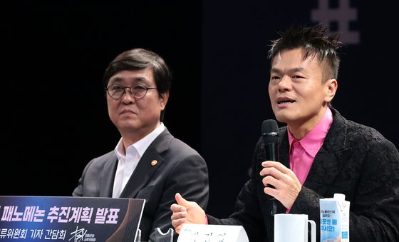 패노메논 관련 질문에 답하는 박진영