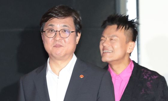 입장하는 최휘영 장관과 박진영 위원장
