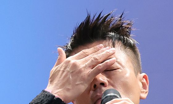 취재진 질문에 답하는 박진영 위원장