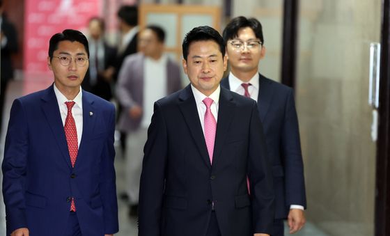 기자회견 위해 발걸음 옮기는 장동혁 대표