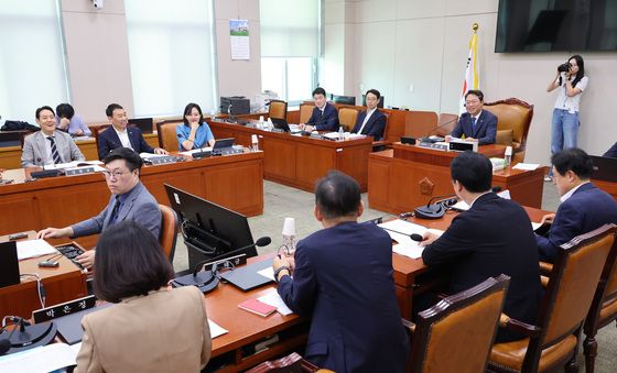 법안심사소위 주재하는 김승원 소위원장