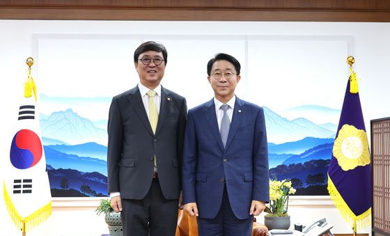 기념 촬영하는 조정식 의장·최휘영 장관