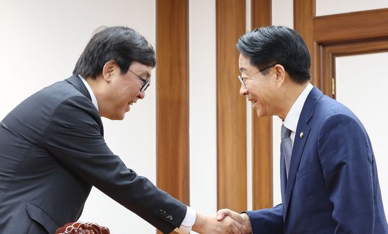 인사하는 조정식 의장·최휘영 장관