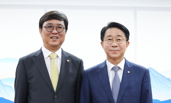 기념촬영하는 조정식 의장·최휘영 장관