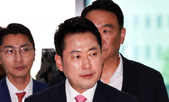 굳은 표정으로 선거소청 첫 심의 출석하는 장동혁 대표