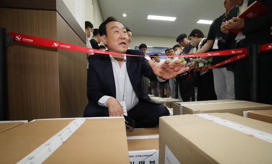재검표 앞두고 투표지 보관상자 확인