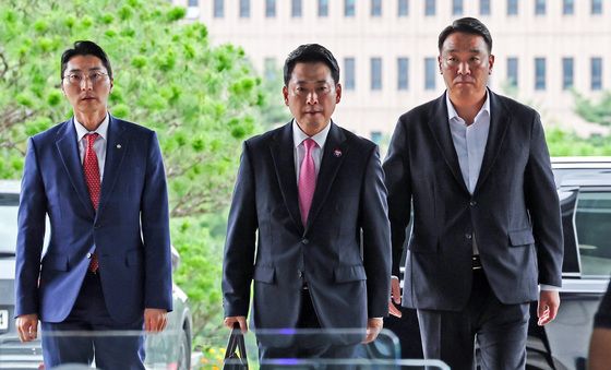 중앙선관위 들어서는 장동혁 국민의힘 대표