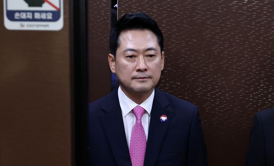 굳은 표정의 장동혁 대표