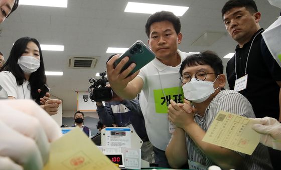 재검표 투표지 사진 찍는 전한길