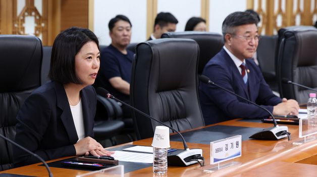 인사말하는 한국맥도날드 대표이사