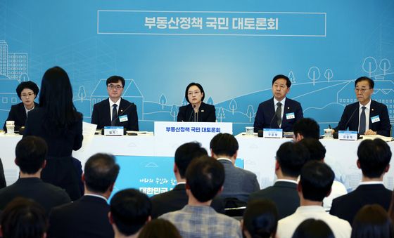 질문 듣는 한성숙 국무총리