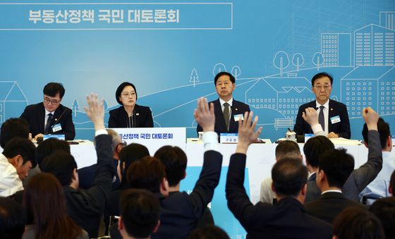 부동산 질문 받는 한성숙 총리