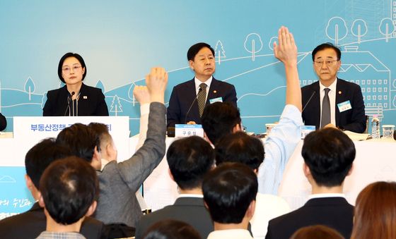 부동산 질문 받는 한성숙 총리