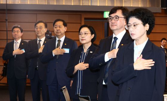 국민의례하는 한성숙 총리