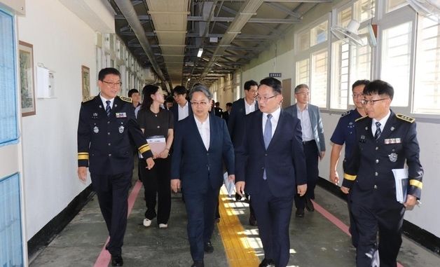 교정시설 둘러보는 김성훈 인사혁신처 차장