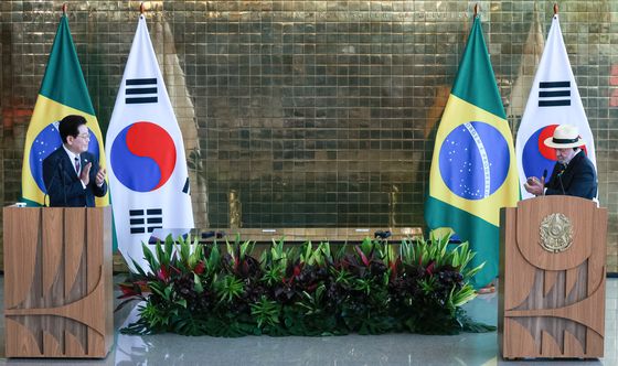 공동언론발표 마친 후 박수 치는 이재명 대통령