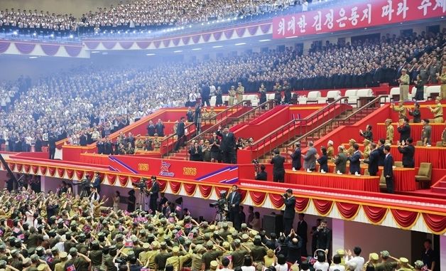 김정은, 전쟁노병들과 전승절 73주년 기념공연 관람