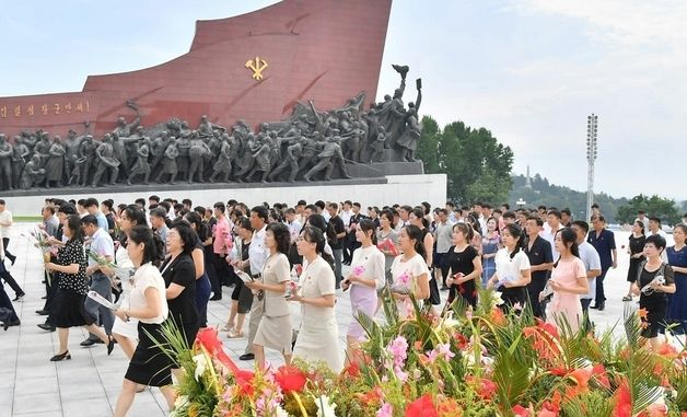 北 주민들, 전승절 맞아 김일성·김정일 동상에 헌화