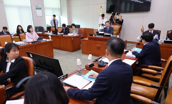 법안심사소위 발언권 신청하는 박형수 간사
