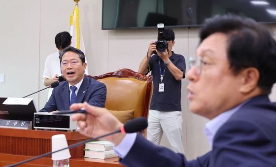 법안심사소위 충돌하는 여야