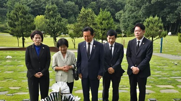 정청래, 故 이해찬 국무총리 묘역 참배