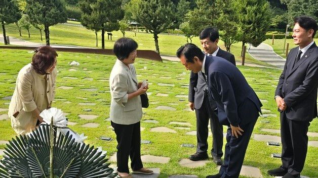 김정옥 여사에게 인사하는 정청래