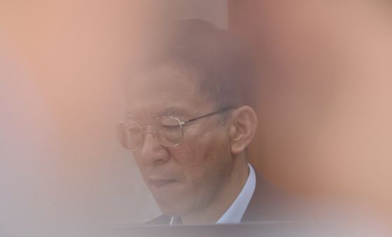 국무회의 자료보는 정성호 장관