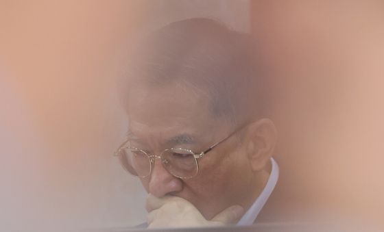 자료살펴보는 정성호 장관