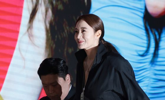 무대 오르는 김혜수