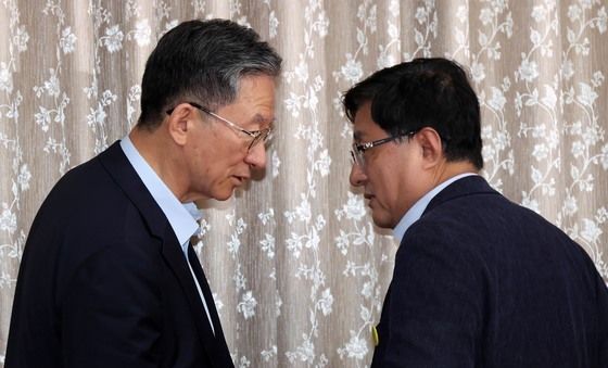 대화하는 정성호·김성환 장관