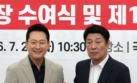 강대식 위원에게 임명장 수여하는 장동혁 대표