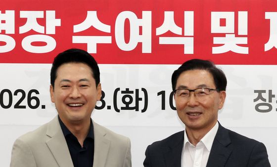 서천호 위원에게 임명장 수여하는 장동혁 대표